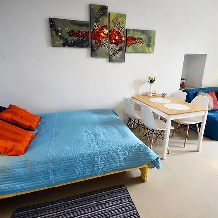 アパート Aleja 77 *